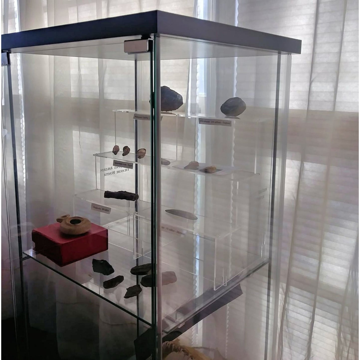 Acrylic Shelf Riser, Display Tier, Full size for Detolf, Ideal for Fossils, Collectibles, Memorabilia and more
